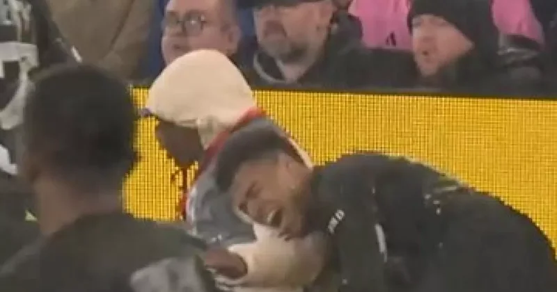 Yine Liverpool stadı yine olay! PSG nin yıldızı mikrofon standına çarparak sakatlandı