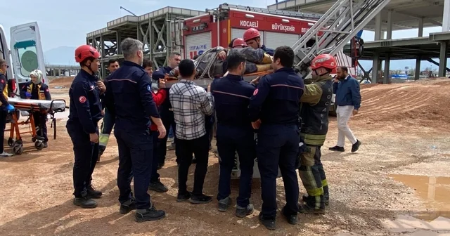 Beton perdah makinesinin çarptığı işçi ağır yaralandı İnşaatın ikinci katında yaralanan inşaat işçisini itfaiye ekipleri indirdi Kocaeli Haberleri