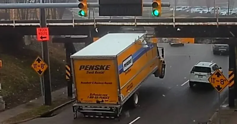 Tırları tek hamlede indiriyor: Kamyonları paramparça ediyor