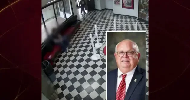 Kahraman okul müdürü canını hiçe saydı silahlı saldırganın üzerine atladı!