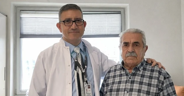 Şah damarındaki darlığa Karotis stent müdahalesi Doç. Dr. Hakan Göçer: Kateter yardımıyla daralan damar bölgesine ulaşıldı ve plak oluşumunun bulunduğu alana stent yerleştirildi Eskişehir Haberleri