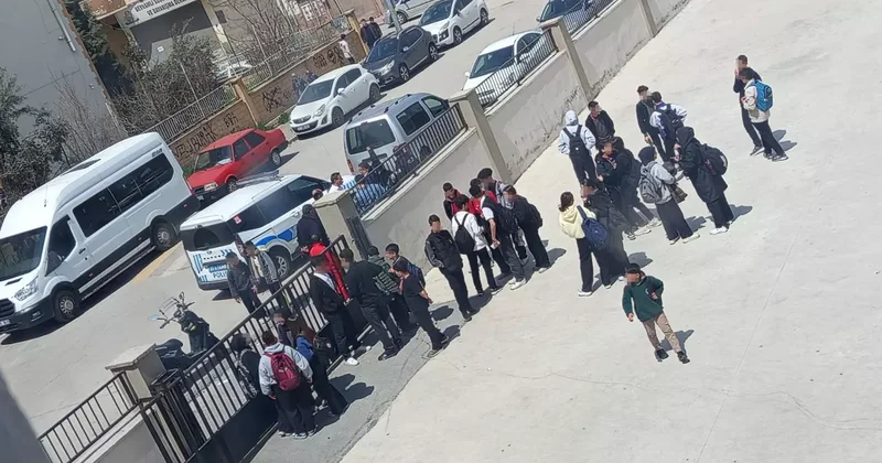 Lise önünde silahlı saldırı: Öğrenciye kurusıkı ile ateş açıldı