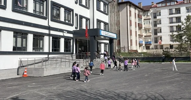 Sivas ta eğitim sendikalarının iş bırakma çağrısı karşılık bulmadı Eğitim sendikalarının iş bırakma çağrısına rağmen Sivas ta öğretmen ve öğrencilerin büyük çoğunluğu derslerine devam etti Sivas Haberleri