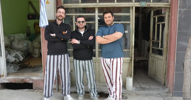 Pijamaları giyip geçmişe yolculuk yaptılar Manisa da 60 yıllık emektar terziye doktorlardan vefa ziyareti Manisa Haberleri