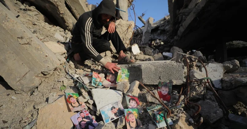 Gazzeli baba, yaklaşık üç yıldır enkaz altındaki çocuklarının izini arıyor