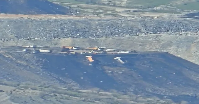 Şırnak ta hafriyat sahasında toprak kayması: Park halindeki 2 araç şarampole yuvarlandı Şırnak Haberleri