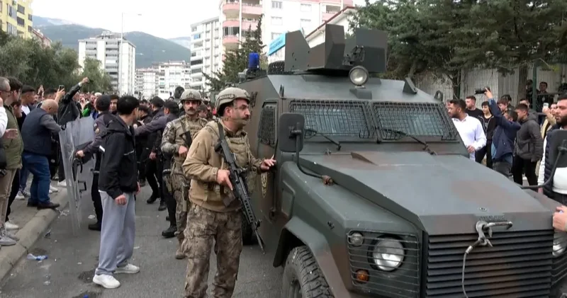 Kahramanmaraş ta okula silahlı saldırı! Saldırgan ın cenazesi zırhlı polis aracıyla okuldan çıkarıldı