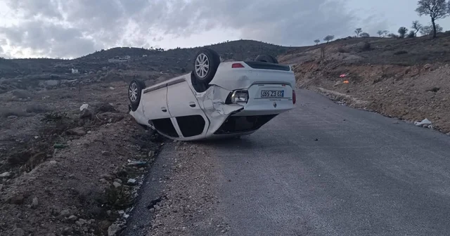 Ters dönen otomobilin sürücüsü, aracı bırakarak kaçtı Elazığ Haberleri