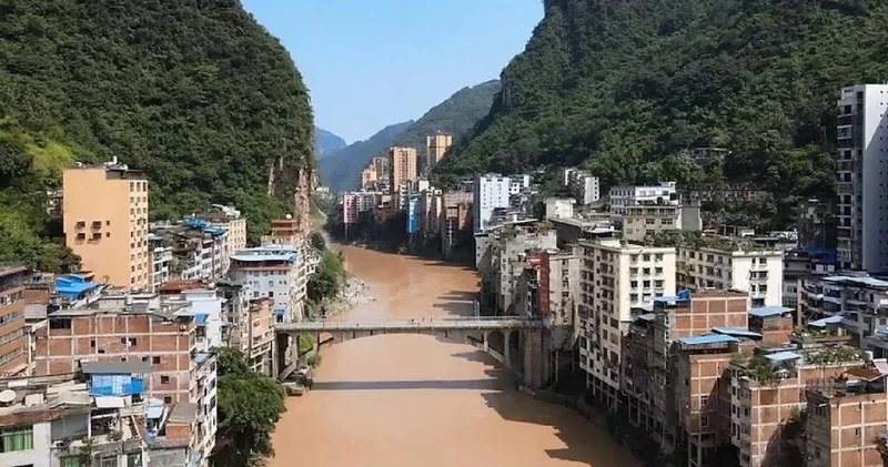 Eskiden sadece bir vadiydi şimdi 400 bin kişi yaşıyor: Evlerin altından nehir akıyor