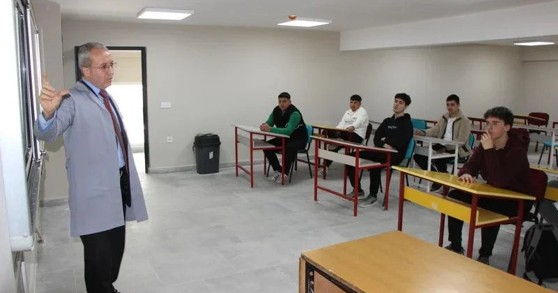 Polisliği bırakıp 45 yaşında hayali olan öğretmenliğe başladı: İçimde bir ukte vardı