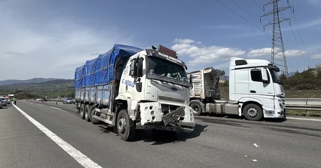 TEM de tırdan kopan lastik kamyonun altına girdi Bolu Haberleri