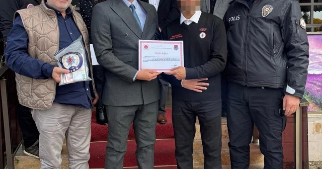 Bozüyük Açık Ceza Evi ndeki hükümlüden örnek davranış Halka açık tesislerde unutulan ve içinde 53 bin 600 lira olan mont sahibine ulaştı Bilecik Haberleri