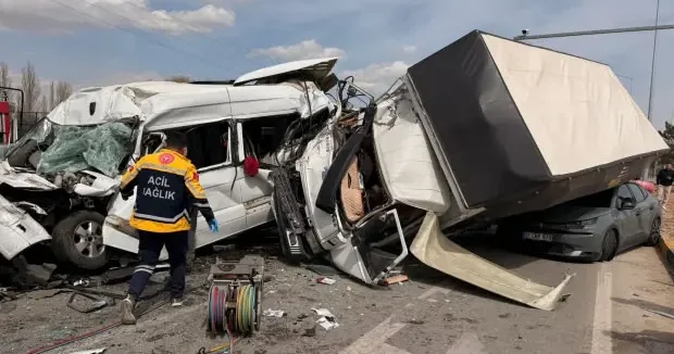 Kırşehir haberleri Kırşehir de kırmızı ışıkta korkunç kaza: Çok sayıda yaralı var 15 Nisan 2026