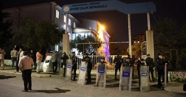 Saldırının yaşandığı okulda izler siliniyor Kahramanmaraş ta 1 i öğretmen 9 kişinin öldüğü, 13 kişinin yaralandığı okulda görevliler temizlik çalışması başlattı Kahramanmaraş Haberleri