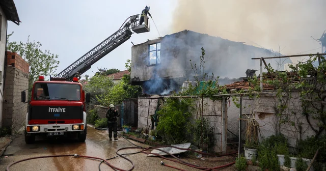Yangın çıkan evdeki 2 kız kardeş, komşuları tarafından kurtarıldı Antalya Haberleri