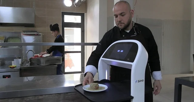 Edirne de üniversitenin sosyal tesislerinde robot garson dönemi Edirne Haberleri