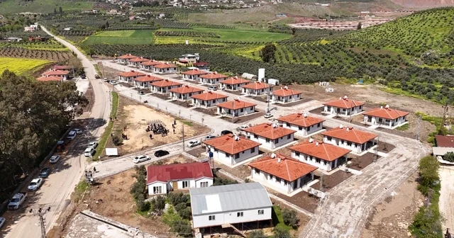 Hatay Büyükşehir Belediyesi, Karamağara da inşa ettiği köy evlerinin anahtarlarını hak sahiplerine teslim etti Hatay Haberleri