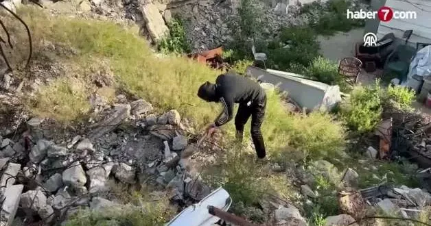 Filistinli baba, enkaz altındaki 4 çocuğunun cenazesini kendi imkanlarıyla arıyor