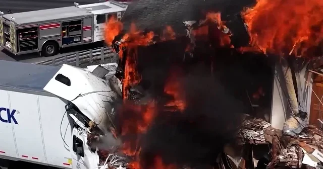 TIR ticari binaya daldı: Enkaz kaldırma çalışmalarında alevler yükseldi VİDEO İZLE