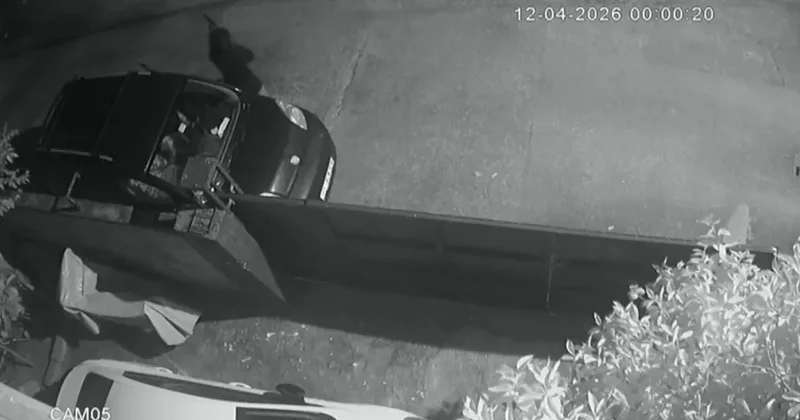 Kasklı saldırgan dehşet saçtı: Eve tüfekle kurşun yağdırdı