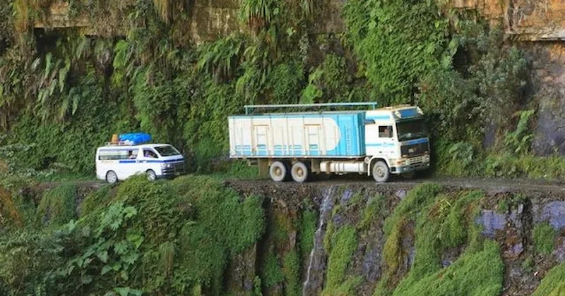 Asfaltı bile yok ama adı yol : Burada gözünü kırpan kurtulamıyor Sözcü Gazetesi