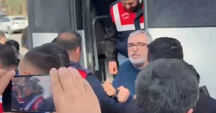 Annesinin cenazesine katılan Jet Fadıl ile jandarmalar arasında gerginlik