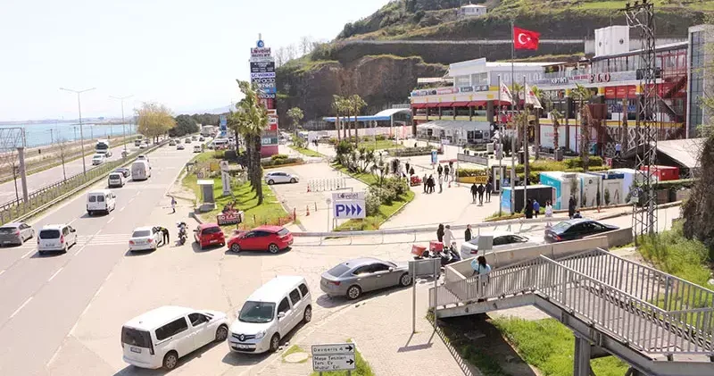 3 kişinin öldüğü heyelanın ardından bölgedeki AVM nin araç giriş çıkışları kapatıldı