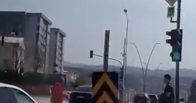 Bir adım hayat kurtardı… Kırmızı ışıkta yola atladı, facia teğet geçti Ölümle burun buruna geldi, tek adımla kurtuldu Bursa Haberleri