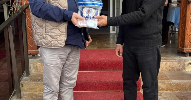 Bulduğu parayı sahibine teslim eden hükümlü garsona, takdir belgesi verildi Bilecik Haberleri