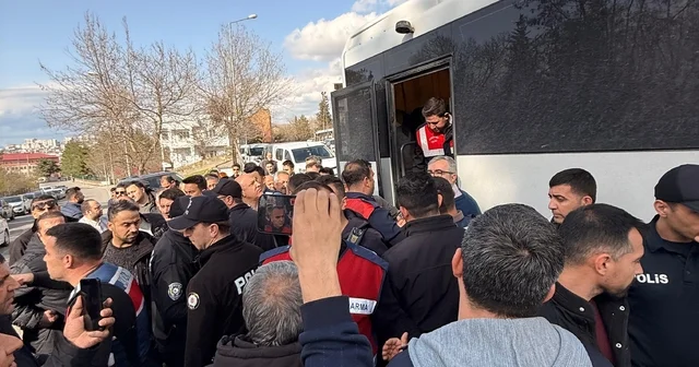 Siirt te annesinin cenaze törenine katılan Fadıl Akgündüz ile ekipler arasında tartışma Siirt Haberleri