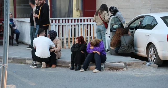 Yaralı öğrencilerin ailelerinin hastane önündeki bekleyişi sürüyor Kahramanmaraş Haberleri