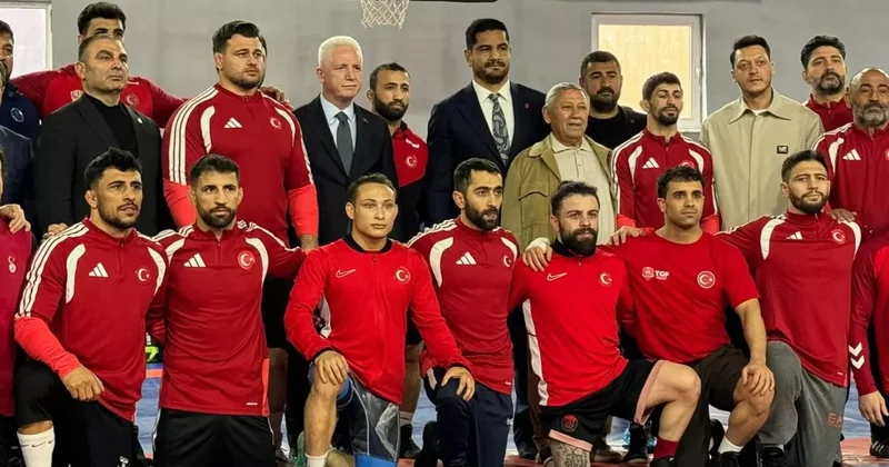 Vali Gül ve Mesut Özil den milli güreşçilere ziyaret