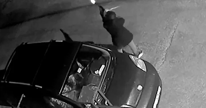 Adana da yüzünü kaskla gizleyen şüpheli, pompalı tüfekle eve ateş açıp kaçtı