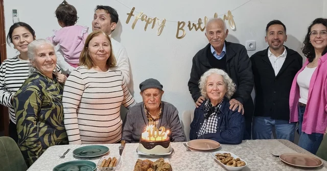 Mustafa dede, 102 nci yaş gününü çocukları ve torunlarıyla kutladı 102 yaşındaki Mustafa Tok: İyi çalışın, kimseyi incitmeyin, yediğiniz içtiğinize dikkat edin Mersin Haberleri