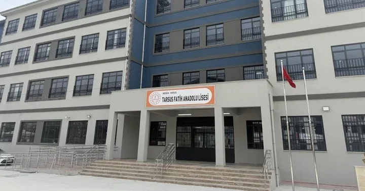 Mersin in okulda tabancayla gelen lise öğrencisi gözaltına alındı