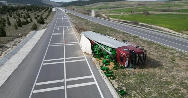 Patates yüklü tır devrildiği kazada 3 kişi yaralandı Afyonkarahisar Haberleri