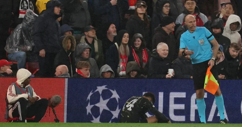 Anfield da bir skandal daha: PSG li yıldız saha kenarında sakatlandı Futbol Haberleri