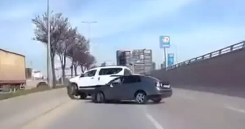 Ankara’da makas atan otomobil, hafif ticari araca çarptı: kaza anı kamerada