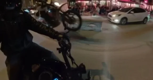 Motosikletin önünü kaldırarak yaptığı paylaşım 49 bin TL ye mal oldu Trafiği tehlikeye atan sürücüyü polis sosyal medyadan tespit etti Eskişehir Haberleri