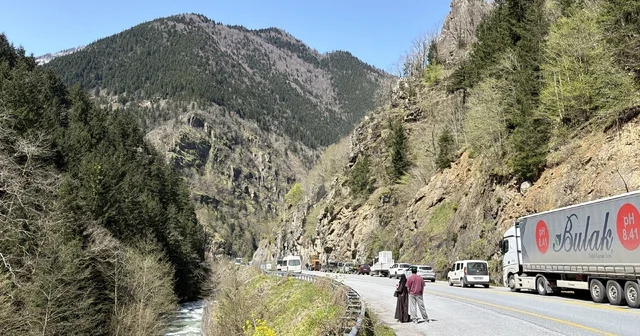 Çaykara Uzungöl karayolunda kaya düşmesi nedeniyle ulaşım kontrollü sağlanıyor Trabzon Haberleri