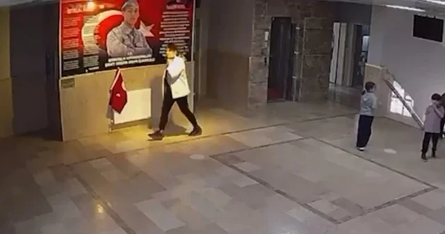 Teneffüste fark etti hemen düzeltti: Minik öğrencinin bayrak hassasiyeti takdir topladı VİDEO İZLE