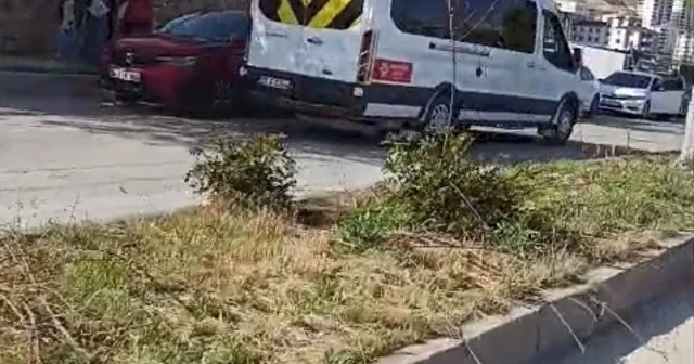 Öğrenci servisinin metrelerce ters yönde ilerlediği anlar kamerada Öğrenci servisinin sürücüsü, hem kendi canını hem de öğrencilerin canını riske atarak ters yönde seyretti Elazığ Haberleri
