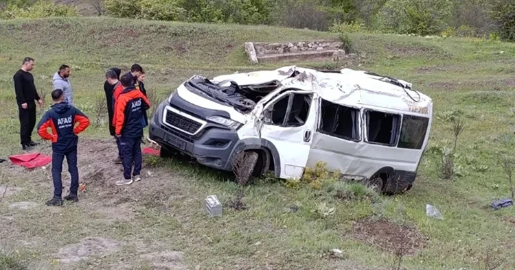 Öğrenci servisi devrildi: 3 ölü, 7 yaralı