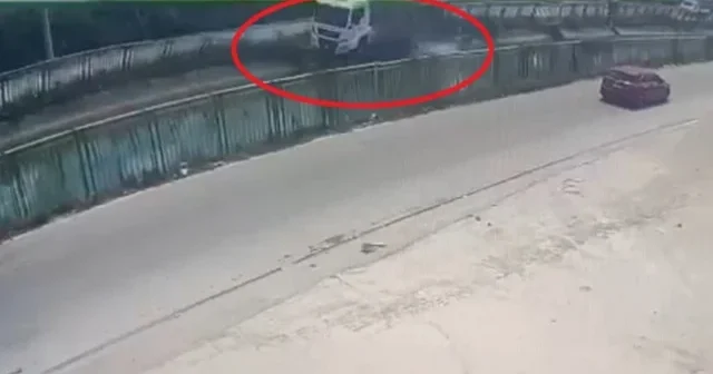 TIR sulama kanalına düştü; kaza anı kamerada VİDEO İZLE