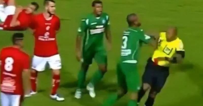 Kırmızı görünce çıldırdı, hakeme vurup yere düşürdü