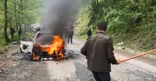Artvin de seyir halindeki otomobil alev alev yandı Artvin Haberleri