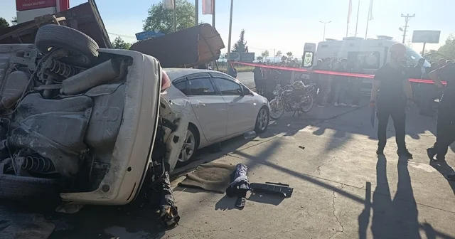 Takla atan otomobil bankta oturan iki kardeşe çaptı: 6 yaralı Zonguldak Haberleri