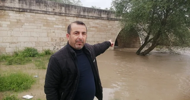 Kelkit Çayı nın debisi yükseldi, 8 asırlık köprünün ayakları sular altında kaldı Tokat Haberleri