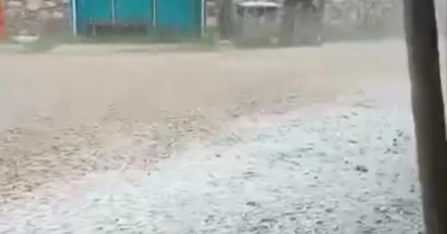 Bursa da ceviz büyüklüğünde dolu yağdı...Camlar kırılma noktasına geldi Bursa Haberleri