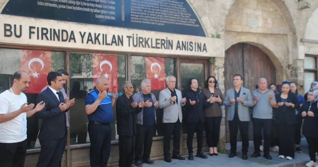 Kozan da Gençlik Haftası kapsamında gençler şehitlikte dua etti Adana Haberleri